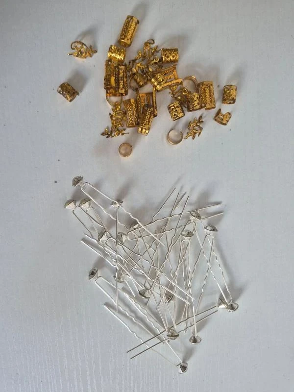 Lote de bisutería vintage: pulseras, pendientes, pinza para el pelo – photo 2